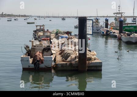 Barcas en el Agua atracadas El Rompido zona de almacen flotante para redes y aperos de trabajo, vida costera tradicional del pescador. Zona de atraque Banque D'Images
