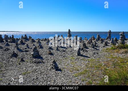 Cairns de pierres empilées sur la plage d'Ohessaare sur la côte ouest de la péninsule de Sõrve sur l'île estonienne de Saaremaa dans la mer Baltique Banque D'Images