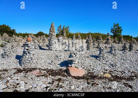 Cairns de pierres empilées sur la plage d'Ohessaare sur la côte ouest de la péninsule de Sõrve sur l'île estonienne de Saaremaa dans la mer Baltique Banque D'Images