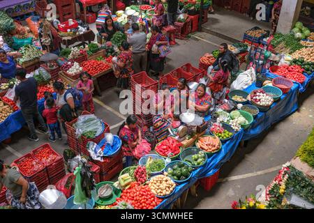 Chichicastenango, Guatemala - 3 juillet 2025 : les gens vendent des légumes au marché Santo Tomas à Chichicastenango, Guatemala. Banque D'Images