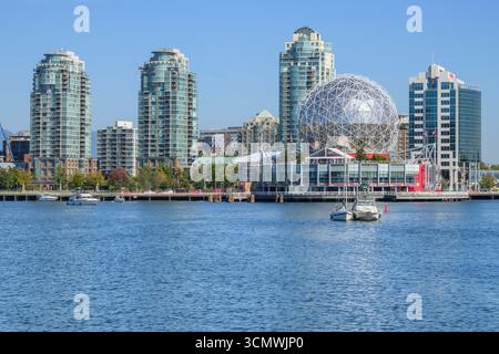 Science World et les tours d'appartements du centre-ville de False Creek, Vancouver, Colombie-Britannique, Canada Banque D'Images