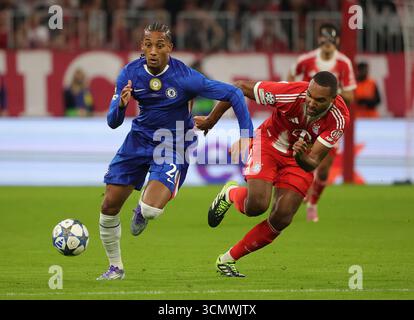 Munich, Allemagne. 17 septembre 2025. Joao Pedro (G) de Chelsea a fait une percée lors du premier tour de l'UEFA Champions League entre le Bayern Munich et le Chelsea FC à Munich, en Allemagne, le 17 septembre 2025. Crédit : Philippe Ruiz/Xinhua/Alamy Live News Banque D'Images