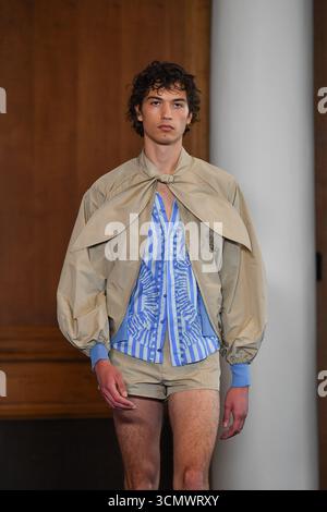 Madrid, Espagne. 17 septembre 2025. Un mannequin marche sur la piste portant un design de PALOMO SPAIN lors de la Mercedes-Benz Fashion week de Madrid à IFERMA. Crédit : SOPA images Limited/Alamy Live News Banque D'Images