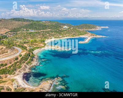 Vue aérienne de la plage d'Achlada à Sarti, Sithonia, Halkidiki, Grèce. Banque D'Images