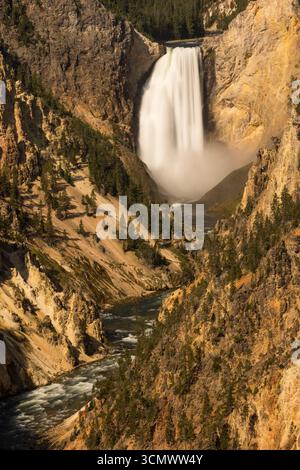 Lower Falls du portrait vertical de Yellowstone avec arc-en-ciel en été Banque D'Images