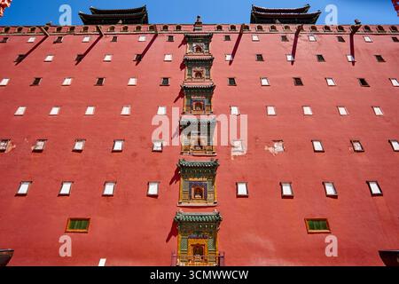 Façade rouge imposante du petit Palais du Potala à Chengde - Temple Putuo Zongcheng Banque D'Images