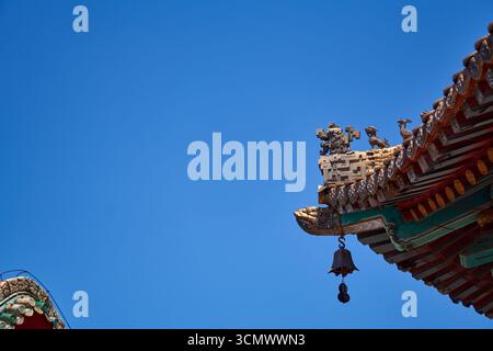 Little Potala Palace à Chengde - Temple Putuo Zongcheng, gros plan des gardiens de toit chinois uniques sur le Wanfaguyi Hall Banque D'Images