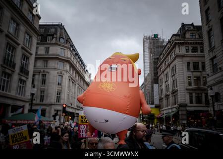 Londres, Royaume-Uni. 17 septembre 2025. La manifestation « Trump Not Welcome » organisée par la Coalition Stop Trump - un groupe de plus de 50 syndicats et associations caritatives, a vu des milliers de personnes marcher de Portland place pour se rassembler à Parliament Square contre la deuxième visite d'État du président américain Donald Trump au Royaume-Uni. Crédit : Guy Corbishley/Alamy Live News Banque D'Images