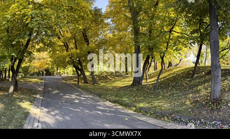sentier dans le parc de la ville parmi les arbres multicolores au début de l'automne. vue panoramique. Banque D'Images