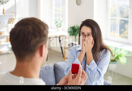 Femme se tient dans la surprise totale et le bonheur comme elle reçoit la proposition de mariage. Banque D'Images