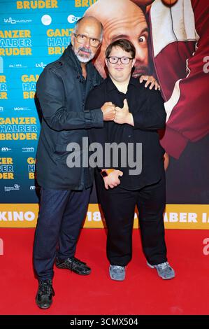 Christoph Maria Herbst und Nico Randel BEI der Premiere des Kinofillms Ganzer halber Bruder im Holi Kino. Hambourg, 17.09.2025 *** Christoph Maria Herbst et Nico Randel à la première du long métrage Ganzer halber Bruder à Holi Kino Hambourg, 17 09 2025 Foto:xgbrcix/xFuturexImagex bruder hh 5922 Banque D'Images