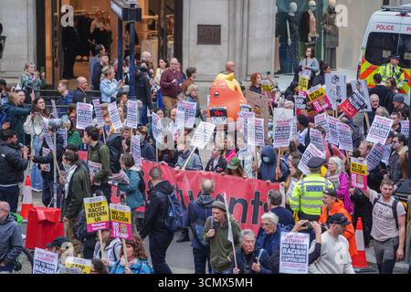 Londres, Royaume-Uni 17 septembre 2025. Des manifestants manifestent dans le centre de Londres contre la deuxième visite d'État du président Donald Trump au Royaume-Uni Banque D'Images