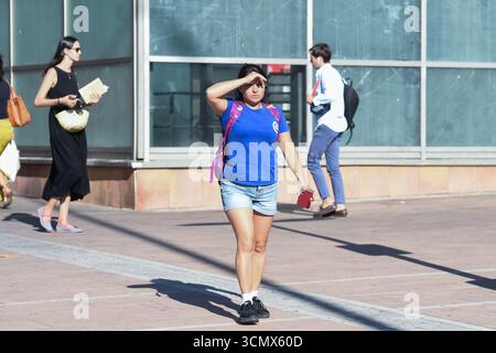 Madrid, Espagne. 17 septembre 2025. Les gens marchent dans la lumière du soleil à Madrid, Espagne, 17 septembre 2025. L'Agence météorologique d'État espagnole (AEMET) a déclaré qu'il fera plus chaud que d'habitude dans la plupart des régions jusqu'en septembre, car les températures dans certaines régions du sud devraient dépasser 38 degrés Celsius. Crédit : Gustavo Valiente/Xinhua/Alamy Live News Banque D'Images