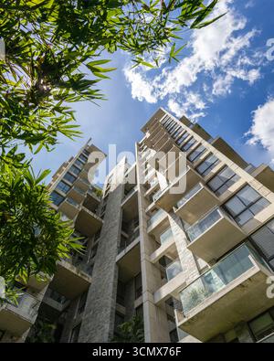 Bâtiment moderne exclusif avec un design élégant, offrant un extérieur magnifique et une vie urbaine luxueuse. Banque D'Images
