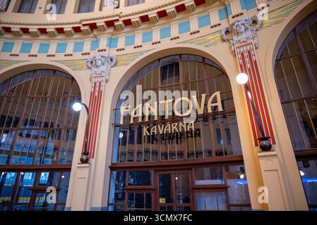 Fantova Kavarna célèbre vieux café à la gare centrale de Prague (Praha Hlavni Nadrazi) à Prague, République tchèque le 10 juillet 2025 Banque D'Images