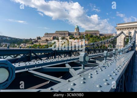 vue panoramique du château de budapest avec le pont de chaîne en hongrie Banque D'Images