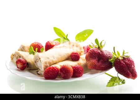 Délicieuses crêpes aux fraises et fromage cottage mou. Banque D'Images