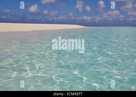 Des eaux immaculées peu profondes chevauchent le sable de corail blanc d'une plage tropicale ; île de Havodda, atoll Gaafu Dhaalu, Maldives Banque D'Images