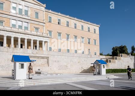 Vue de la Garde présidentielle grecque (Evzones) en uniforme traditionnel à l'extérieur du manoir présidentiel, Athènes, Grèce Banque D'Images