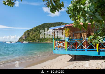 Café restaurant terrasse sur pilotis, village de Deshaies, basse-terre, Guadeloupe Banque D'Images