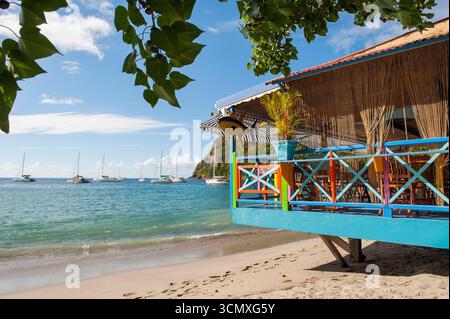 Café restaurant terrasse sur pilotis, village de Deshaies, basse-terre, Guadeloupe Banque D'Images
