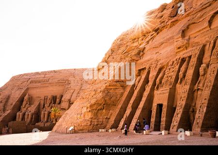 Grand temple de Ramsès II et Temple de Néfertari au lever du soleil, Abou Simbel, Assouan, Egypte Banque D'Images