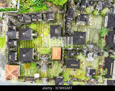 Toits traditionnels de village rural par le haut, Ubud, Bali, Indonésie Banque D'Images
