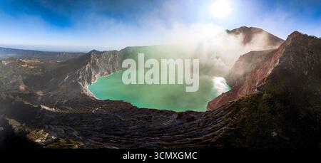 Vue aérienne de fumée au-dessus du lac turquoise sur le cratère du volcan Kawah Ijen, Banyuwangi, Java oriental, Indonésie Banque D'Images