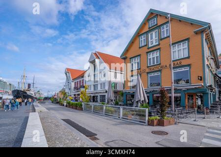 Vue des bâtiments colorés dans le port pendant la journée, Stavanger, Norvège Banque D'Images