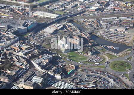 Vue aérienne de Doncaster Minster à côté d'un fort romain. La rivière Don & Doncaster Wharf bien en vue. Le site de construction (mi-premier plan) est maintenant un premier Inn Banque D'Images