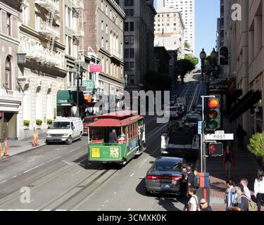 Vue du tramway San Franciscan numéro 13 voyageant jusqu'à Powell Sreet de la jonction de Post Street près de Union Square, San Francisco, États-Unis Banque D'Images