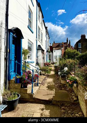 Chalets dans le pittoresque village de pêcheurs de Robin Hood's Bay, North Yorkshire, Angleterre, Royaume-Uni Banque D'Images