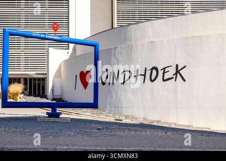 Photo d'une installation à Windhoek avec l'inscription "I love Windhoek" et un cadre bleu symbolisant un monument de la ville - 11 août 2025. Banque D'Images