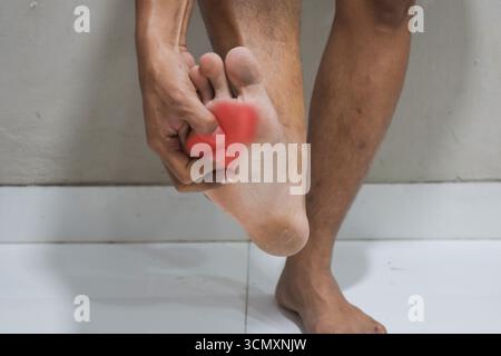 douleur dans le pied. Massage des pieds masculins. pédicures Banque D'Images
