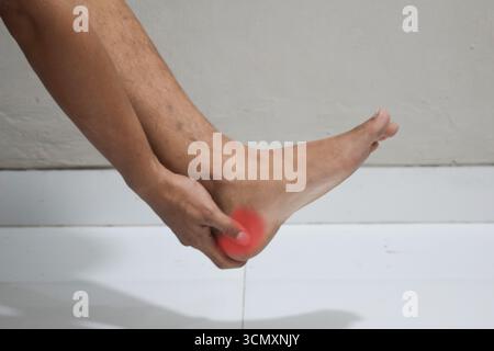 douleur dans le pied. Massage des pieds masculins. pédicures Banque D'Images
