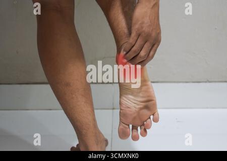 douleur dans le pied. Massage des pieds masculins. pédicures Banque D'Images