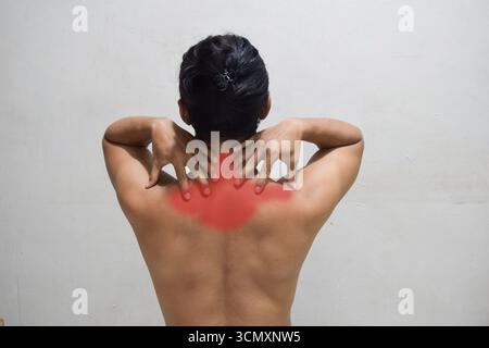 douleur dans le cou, homme yong avec mal de dos, corps masculin musculaire Banque D'Images