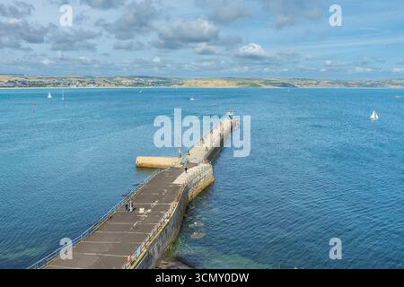 Weymouth, Royaume-Uni - 5 septembre 2025 : la jetée de pierre vue depuis Nothe Fort.. Banque D'Images