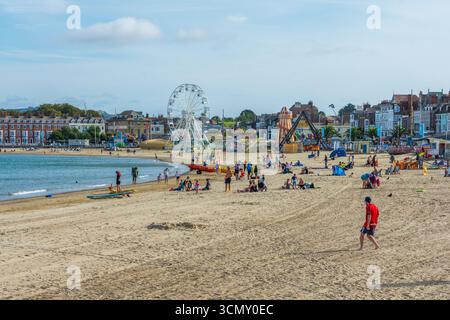 Weymouth, Royaume-Uni - 5 septembre 2025 : bains de soleil sur la plage de sable. Banque D'Images