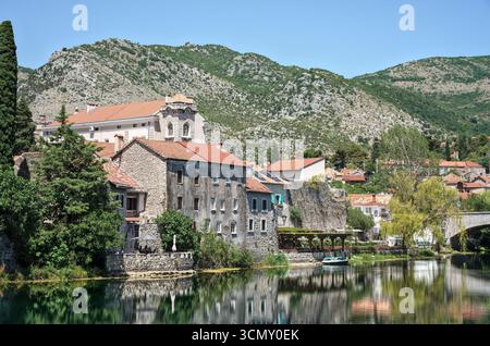 Bosnie-Herzégovine, Trebinje, Trebinje centre : vieille ville de Trebinje sur la rivière Trebišnjica Banque D'Images