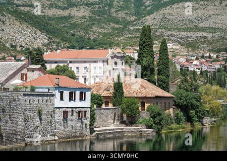 Bosnie-Herzégovine, Trebinje, Trebinje centre : vieille ville de Trebinje sur la rivière Trebišnjica Banque D'Images