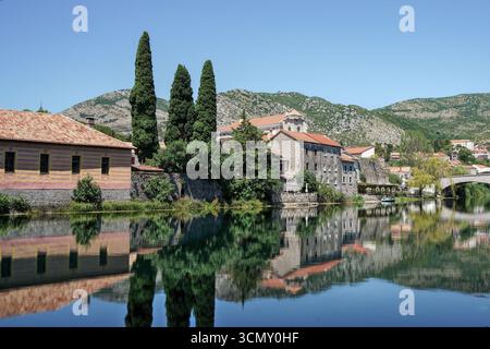 Bosnie-Herzégovine, Trebinje, Trebinje centre : vieille ville de Trebinje sur la rivière Trebišnjica Banque D'Images