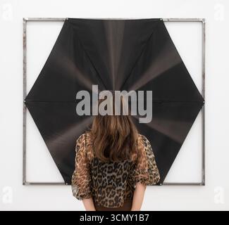 Galerie Elizabeth Xi Bauer, Londres, Royaume-Uni. 18 septembre 2025. Alexandre da Cunha et Brian Griffiths duo show « Home with a Man » se déroule jusqu’au 28 septembre en prenant son titre d’une gouache d’Alexandre da Cunha, tirée de sa prolifique série Exile (2022 - en cours). Image : Alexandre da Cunha, Nero I, 2019 (parasol de jardin blanchi par le soleil). Crédit : Malcolm Park/Alamy Live News Banque D'Images