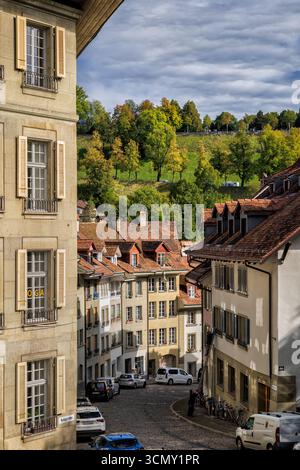 Ville de Berne en Suisse. Bâtiments de la rue Nydeggstalden dans le quartier Nydegg. Banque D'Images