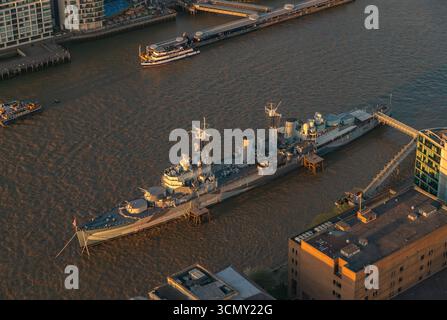 Une photo du HMS Belfast au coucher du soleil et vu d'en haut. Banque D'Images