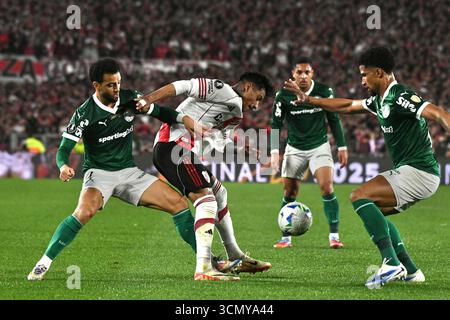 Buenos Aires, Argentine – 17 septembre 2025 : River plate accueille Palmeiras ce soir au stade Monumental, dans la première manche des quarts de finale de la Copa Libertadores. L'équipe brésilienne a frappé tôt avec un en-tête de Gustavo Gómez dans un virage, faisant 1-0. River visera à renverser la cravate à la maison ; Palmeiras présente des joueurs en forme comme Vitor Roque, Flaco López et Aníbal Moreno. L'arbitre du match est Jesús Valenzuela. Pablo Elias/ UNAR AGENCY Banque D'Images