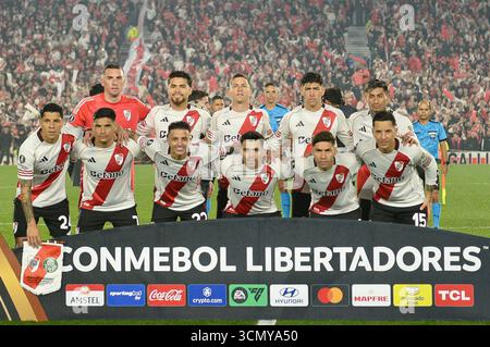 Buenos Aires, Argentine – 17 septembre 2025 : River plate accueille Palmeiras ce soir au stade Monumental, dans la première manche des quarts de finale de la Copa Libertadores. L'équipe brésilienne a frappé tôt avec un en-tête de Gustavo Gómez dans un virage, faisant 1-0. River visera à renverser la cravate à la maison ; Palmeiras présente des joueurs en forme comme Vitor Roque, Flaco López et Aníbal Moreno. L'arbitre du match est Jesús Valenzuela. Pablo Elias/ UNAR AGENCY Banque D'Images