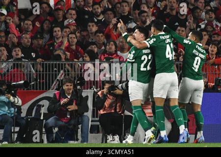 Buenos Aires, Argentine – 17 septembre 2025 : River plate accueille Palmeiras ce soir au stade Monumental, dans la première manche des quarts de finale de la Copa Libertadores. L'équipe brésilienne a frappé tôt avec un en-tête de Gustavo Gómez dans un virage, faisant 1-0. River visera à renverser la cravate à la maison ; Palmeiras présente des joueurs en forme comme Vitor Roque, Flaco López et Aníbal Moreno. L'arbitre du match est Jesús Valenzuela. Pablo Elias/ UNAR AGENCY Banque D'Images
