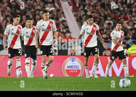 Buenos Aires, Argentine – 17 septembre 2025 : River plate accueille Palmeiras ce soir au stade Monumental, dans la première manche des quarts de finale de la Copa Libertadores. L'équipe brésilienne a frappé tôt avec un en-tête de Gustavo Gómez dans un virage, faisant 1-0. River visera à renverser la cravate à la maison ; Palmeiras présente des joueurs en forme comme Vitor Roque, Flaco López et Aníbal Moreno. L'arbitre du match est Jesús Valenzuela. Pablo Elias/ UNAR AGENCY Banque D'Images