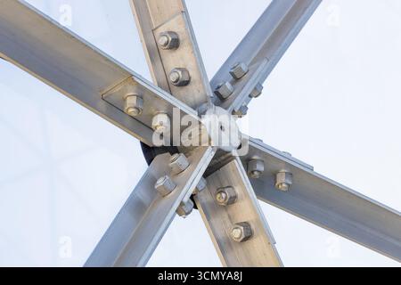 Joint de treillis en acier avec croix boulonnée Banque D'Images